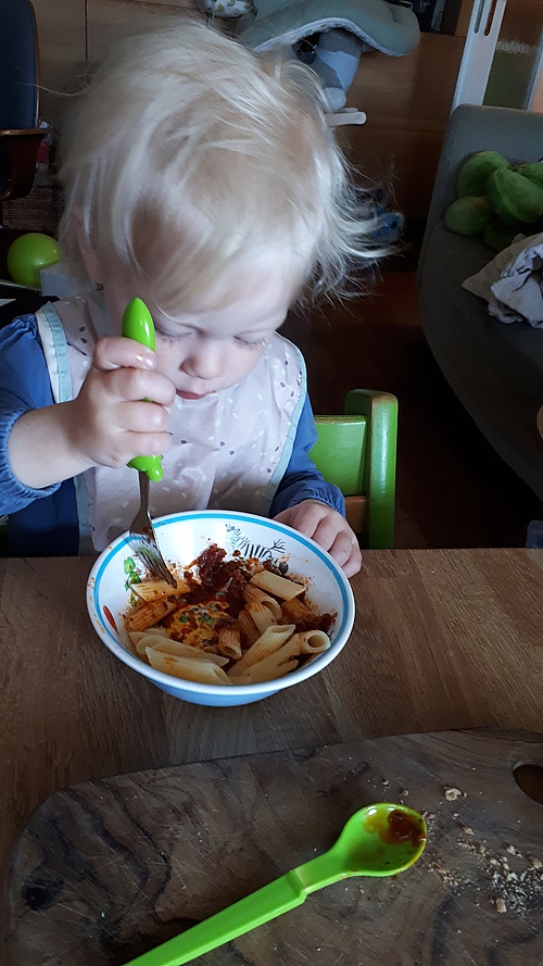 Mika am Frühstückstisch beim Nudeln essen