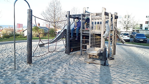 leiner Spielplatz unterhalb des Volksparks