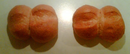 links ein Wessi-Brötchen, rechts ein Ossi-Brötchen