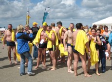 Schwimmer im Ziel beim 43. Sundschwimmen Stralsund