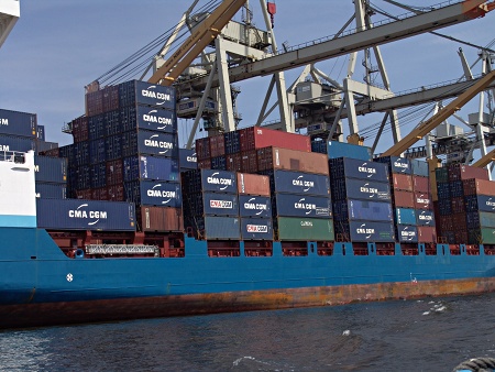 Containerfrachter im Hamburger Hafen
