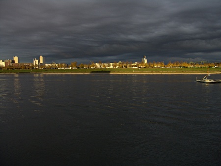 Rhein bei Köln in goldenem Abendlicht