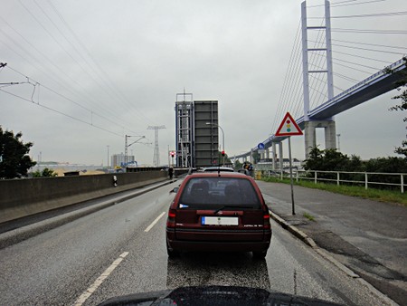 hochgeklappte Brücke des Rügendamms