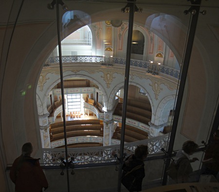 Blick hinunter in den Kirchenraum