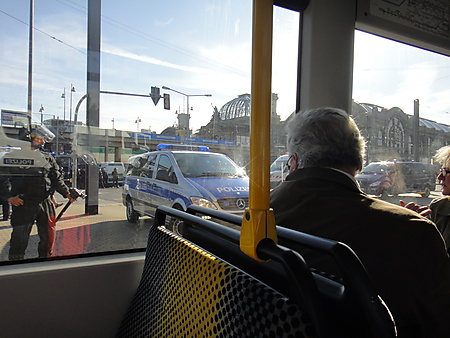 Hauptbahnhof mit Polizei