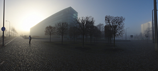 Gläserne Manufaktur im Morgennebel