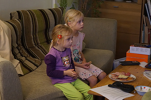 Alina und Jannika gucken dem Held der Steine zu