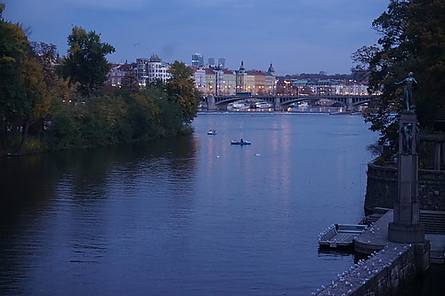 Prag und Moldau in der Dämmerung