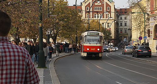 Prager Uferpromenade voller Menschen