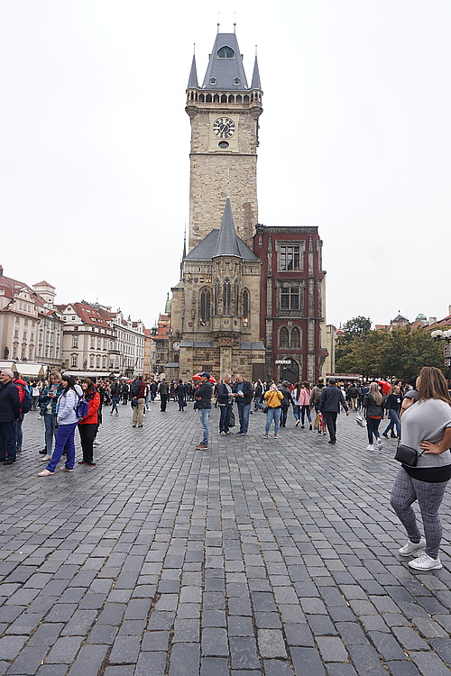 Menschenmassen auf dem Altstädter Ring in Prag