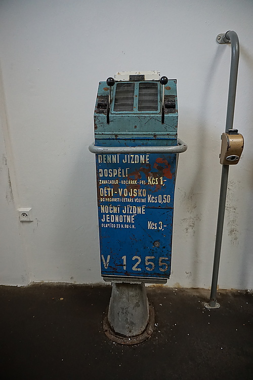 alter Fahrkartenautomat im Prager Straßenbahnmuseum