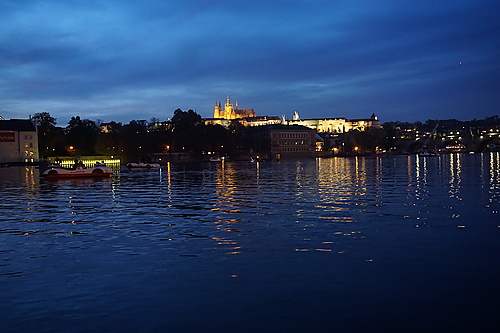 Moldau und Burg von Prag am Abend