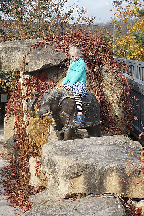 Bronze-Elefanten vorm Tal der Elefanten, Zoo Prag