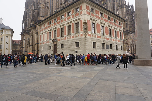 Warteschlange vorm Veitsdom, Prag