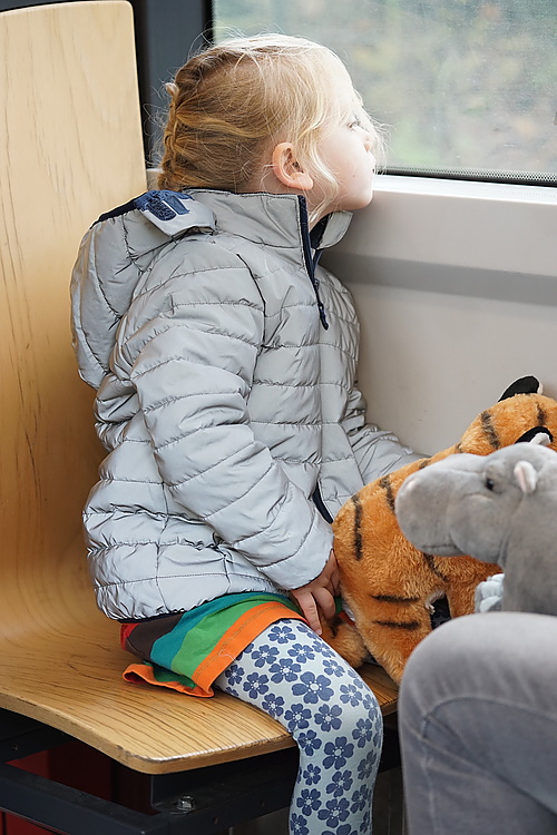 Sitzplatz auch in der vollen Bahn - für Kinder immer