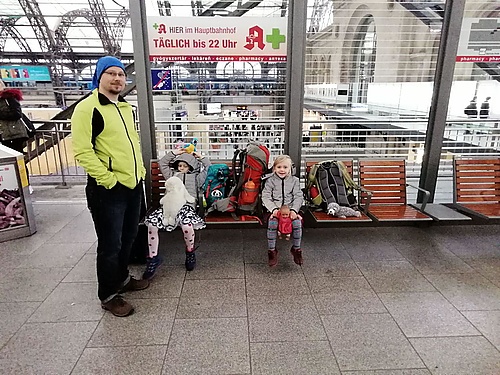 Warten auf den Zug nach Prag im Hauptbahnhof Dresden