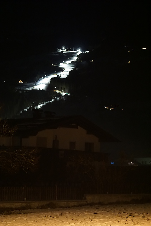 Skipiste bei Nacht, Zell am Ziller