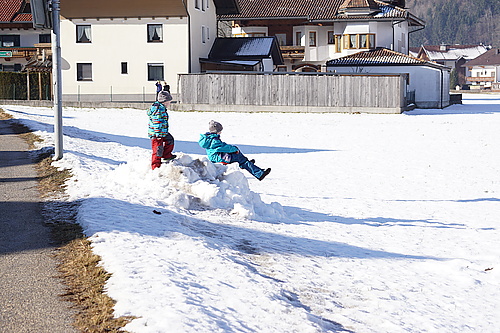 Schneehaufen=Rodelberg