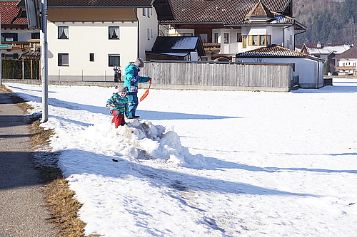 Schneehaufen=Rodelberg