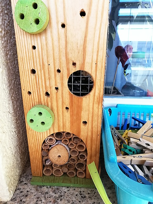 Insektenhotel mit zugebappten Röhrchen