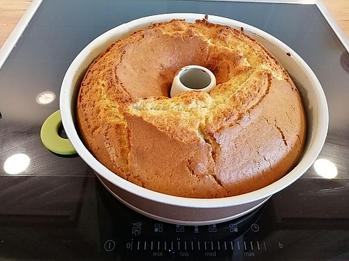 Einfacher Rührkuchen frisch aus dem Ofen