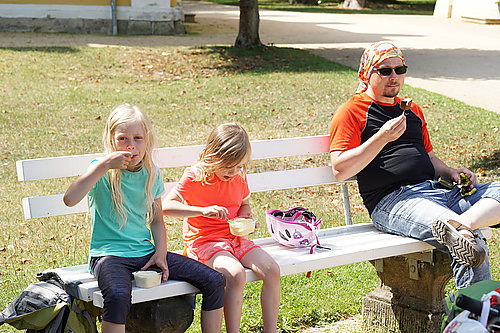 Eis essen im Park Barockschloss Neschwitz