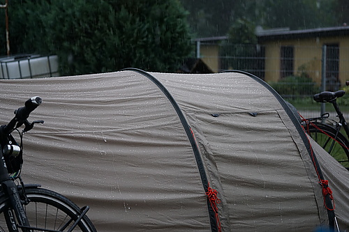 Zelt & Fahrrad im Regen