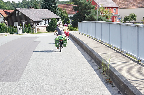 mit dem Fahrrad auf dem Froschradweg irgendwo hinter Commerau