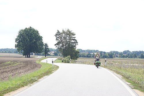 mit dem Fahrrad auf dem Froschradweg irgendwo hinter Halbendorf