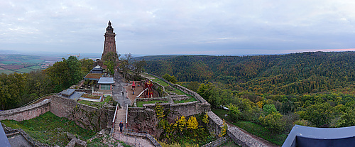 Kyffhäuser, Kaiser-Wilhelm-Denkmal vom Barbarossa-Turm aus