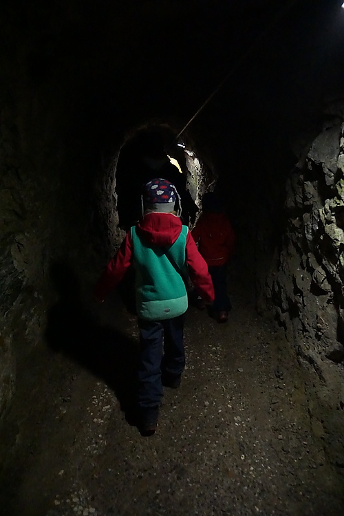 Langer Zugangsstollen zur Barbarossahöhle