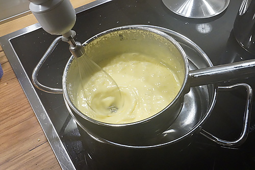 Sauce Hollandaise im Wasserbad schlagen