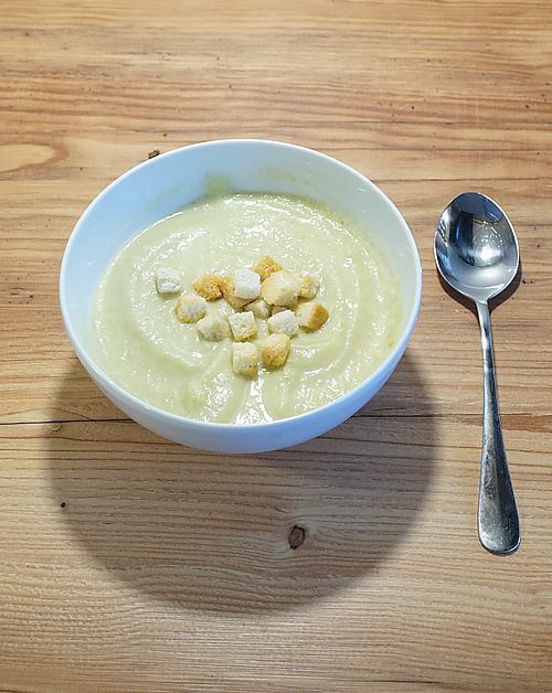 angerichtete Blumenkohlsuppe mit Croutons