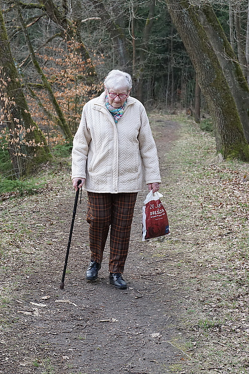 Uroma auf dem Weg