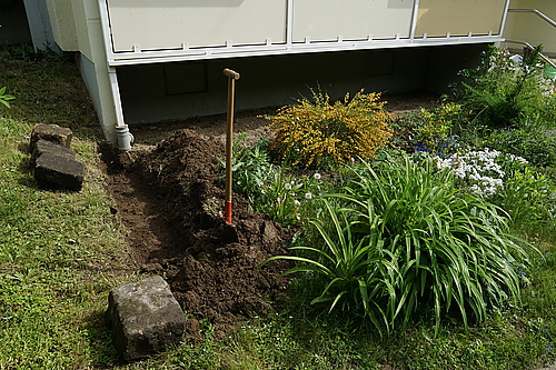 Graben für Trockenmauer