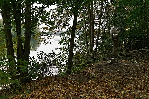 Volkmar Haase 'Woge mit vier Kugeln', 1994 Edelstahl