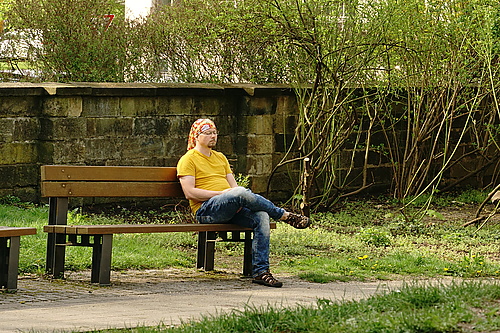 Stephan chillt auf der Bank am Spielplatz