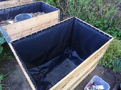 fertig aufgebautes, leeres Hochbeet