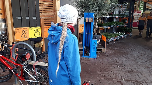 Fahrrad-Reparatur-Station vorm großen, orangen Baumarkt
