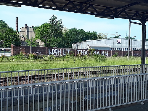 Wählt Thälmann gesprayt auf ein Wand am Radeberger Bahnhof