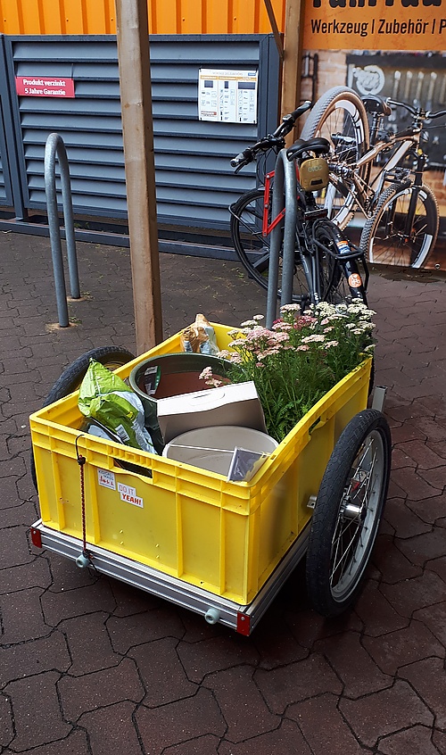 mein Carriage Lastenanhänger vorm großen orangen Baumarkt