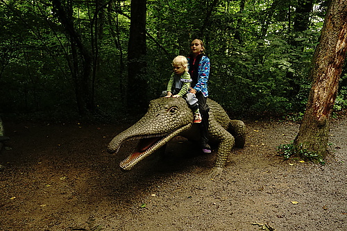 Mika und Jannika reiten auf einem Saurier