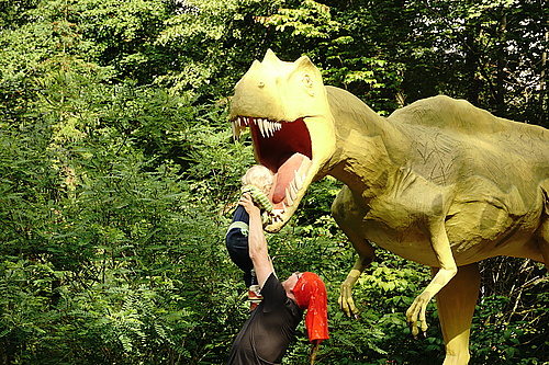 Mika macht Zahnkontrolle beim Tyranno Saurus Rex