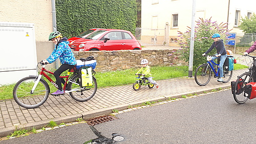 Mit Fahrrad und Laufrad zum Zeltplatz
