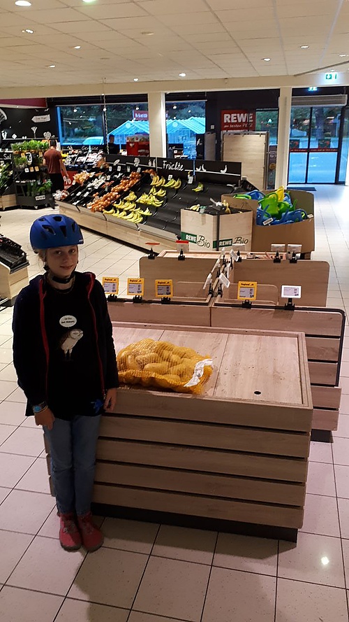 Alina und ein 10-kg-Sack Kartoffeln im Rewe