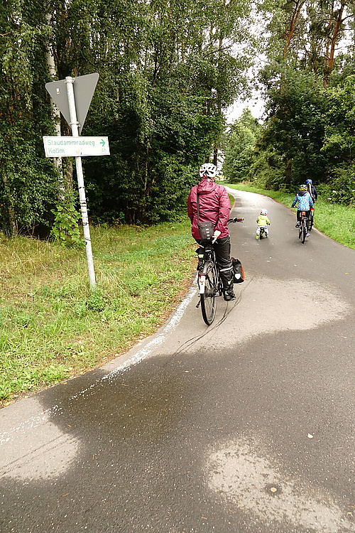 Wir mit Fahrrädern, Mika fährt Laufrad