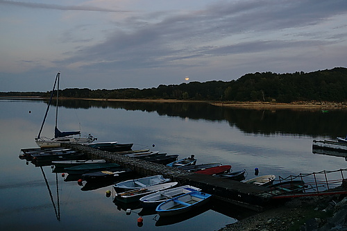 tief stehender Mond über der Talsperre Bautzen