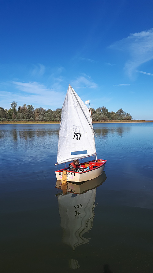 Optimist legt vom Steg ab