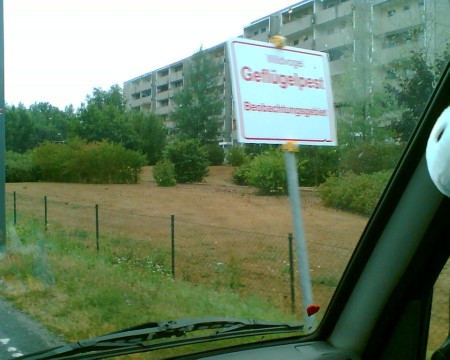 Geflügelpest-Schild an der Ortsgrenze zu Dresden